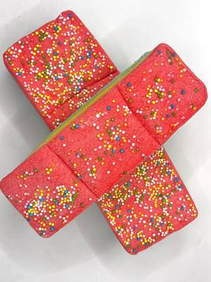 كعكة المارشمالو الحلمية قوس قزح الدوامير مضغية للغاية وملطخة للغاية و 100٪ سعادة السكر