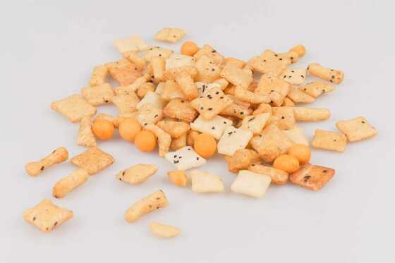 مزيج مقرمشات الأرز بنكهة الفلفل الحار المعتمدة من BRC مع الفول السوداني - وجبة خفيفة Munchines