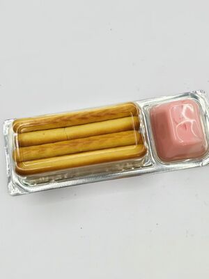 رقائق مقرمشة مع صلصة الفراولة مع هريس الفراولة الحقيقي وغنية بالكالسيوم، وجبات خفيفة للأطفال غير معدلة وراثيًا في علب الغداء