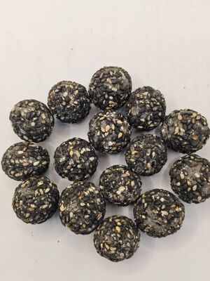 خمسة ألواح مقرمشة بالسمسم الأسود والفول السوداني - مزيج السمسم الأسود، والتوت الأسود، والفول الأسود، والتوت الأسود، والأرز الأسود