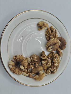 حبوب الجوز غير المملحة المحمصة