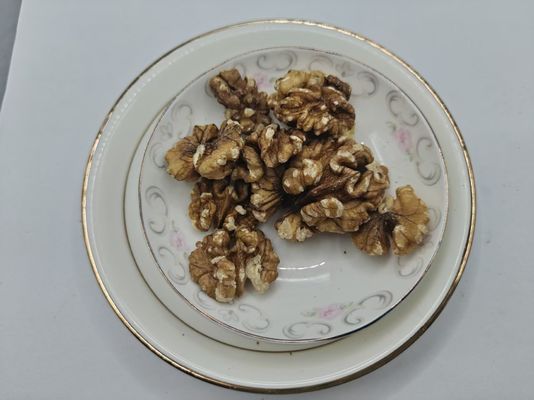 حبوب الجوز غير المملحة المحمصة