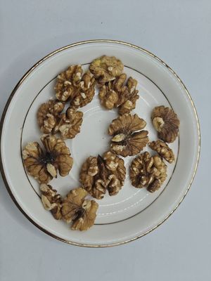 حبوب الجوز غير المملحة المحمصة