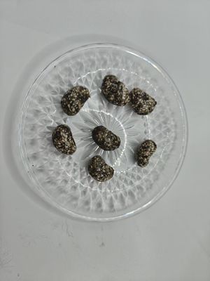 جوز السمسم الأسود والأبيض