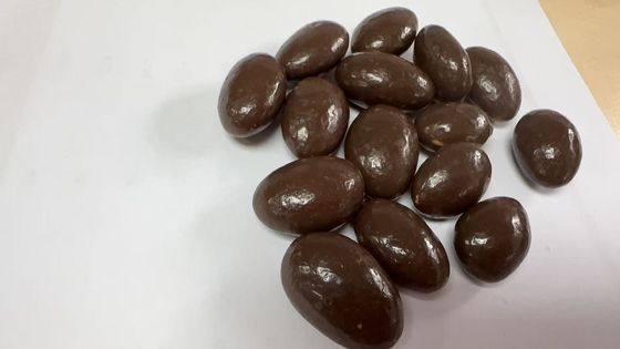 المكسرات المغطاة بالشوكولاتة ((البطاطس)) و الزبادي المغطى بالشوكولاتة ((البطاطس))