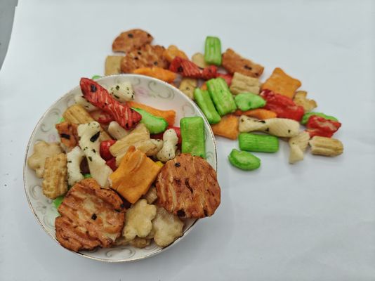 عبوة متنوعة من مقرمشات الأرز المختلطة بكميات كبيرة