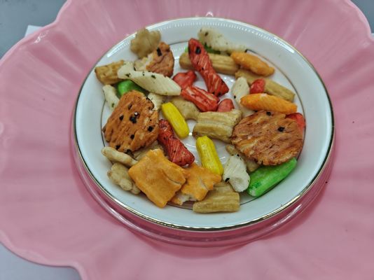 عبوة متنوعة من مقرمشات الأرز المختلطة بكميات كبيرة