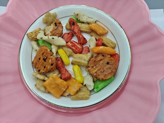 عبوة متنوعة من مقرمشات الأرز المختلطة بكميات كبيرة