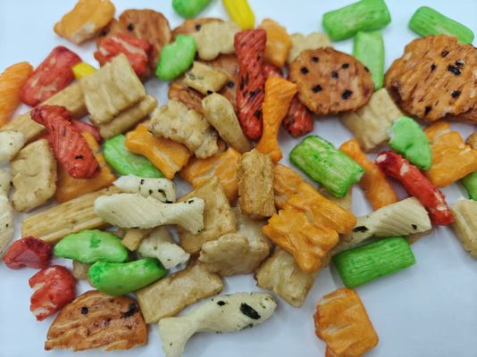 عبوة متنوعة من مقرمشات الأرز المختلطة بكميات كبيرة