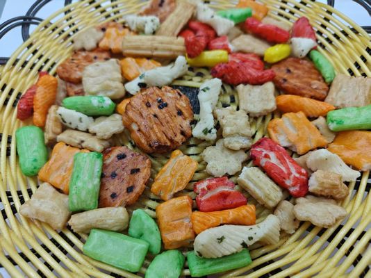 عبوة متنوعة من مقرمشات الأرز المختلطة بكميات كبيرة