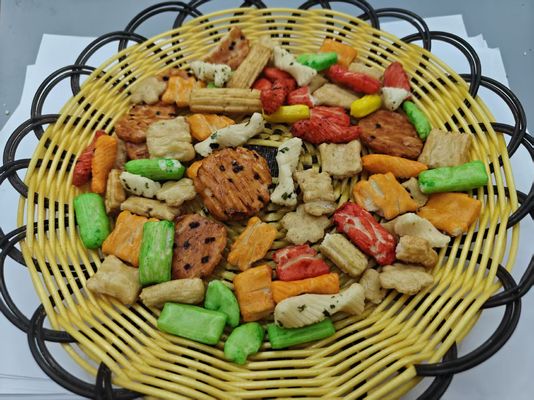 عبوة متنوعة من مقرمشات الأرز المختلطة بكميات كبيرة