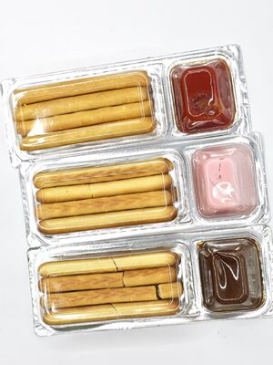 رقائق مقرمشة مع صلصة الفراولة مع هريس الفراولة الحقيقي وغنية بالكالسيوم، وجبات خفيفة للأطفال غير معدلة وراثيًا في علب الغداء