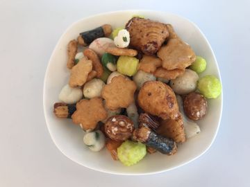 Peanut / Rice 2 Food Snacks سبايسي المفرقع مزيج قليل من السعرات الحرارية في أكياس التجزئة